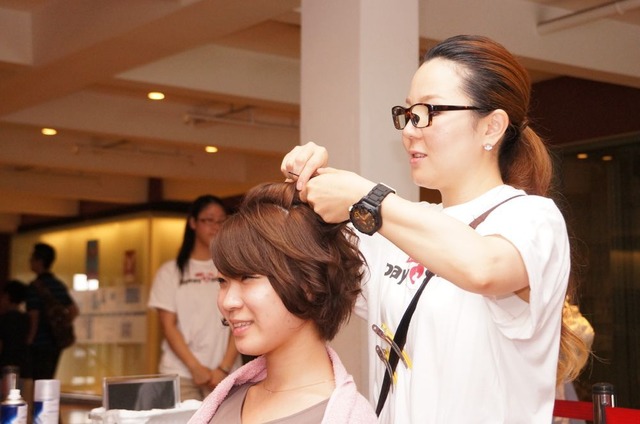 8月9日限定で、プロヘアスタイリストによるヘアアレンジを無料で体験できるブースなども用意された。