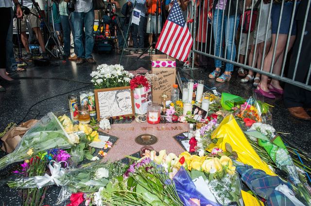 ロビン・ウィリアムズ追悼、各地でファンが献花