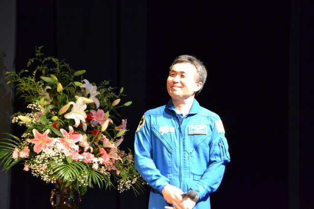 ホールを通って登場した若田宇宙飛行士