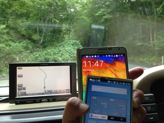 県道40号、八甲田連峰北麓のブナ原生林の中でも、NTTドコモは3Gで利用可能だった。Mineo（手前）は圏外