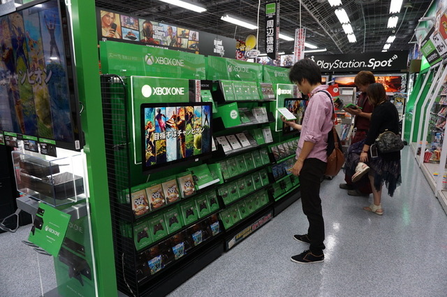 【Xbox One発売特集】発売当日をフォトレポート、開店前の秋葉原ヨドバシカメラに並ぶファン