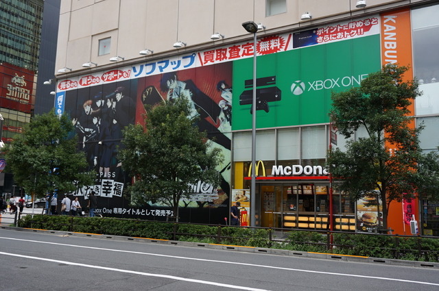 【Xbox One発売特集】発売当日をフォトレポート、開店前の秋葉原ヨドバシカメラに並ぶファン