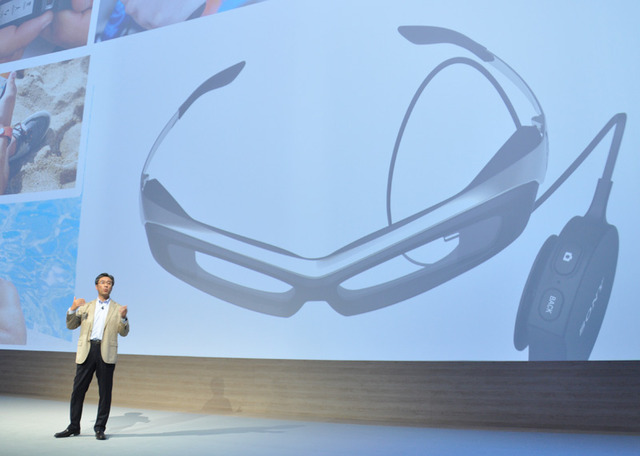 ソニーモバイルコミュニケーションズの鈴木国正社長は、9月中旬から「SmartEyeglass」向けのSDKを公開することを発表した