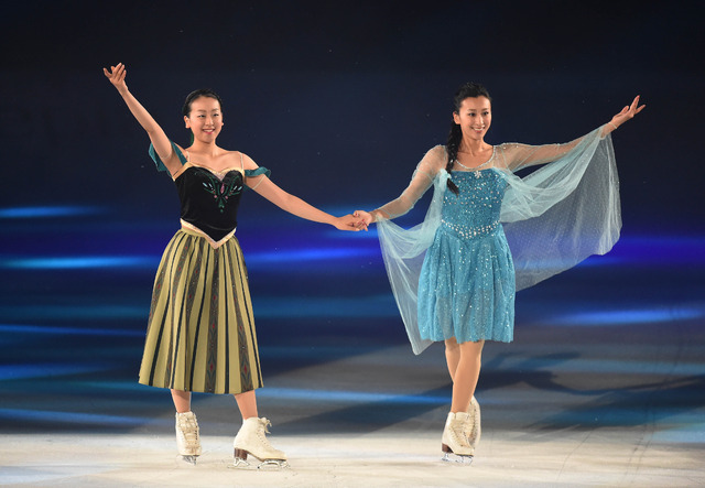 浅田真央（左）と姉の舞「THE ICE 2014」 (c) Getty Images