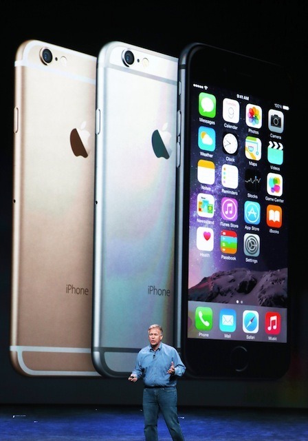 iPhone 6について説明するアップルの世界マーケティング担当上級副社長のフィル・シラー　(c) Getty Images