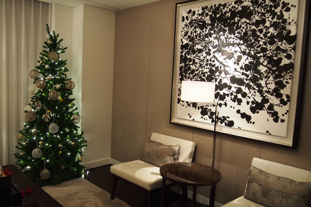 会場となったのはクリスマスムードのパレスホテル東京18F・パレススイート