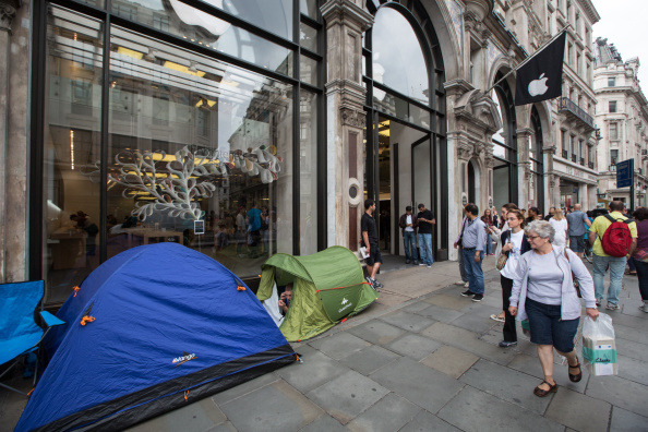 ロンドンのアップルストア前でテントを張る人が（c）Getty Images