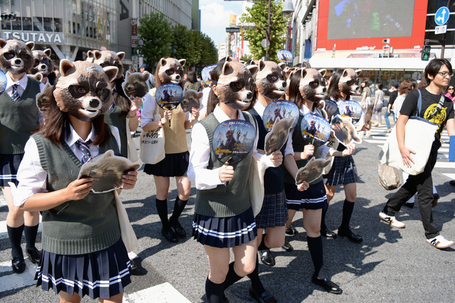 アライグマに扮した「宇宙最凶ロケットガールズ」