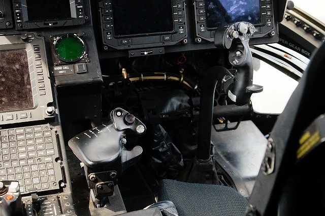 機長席はヘリコプターと同様に右側。操縦桿もヘリコプターと同じようなものとなっている。