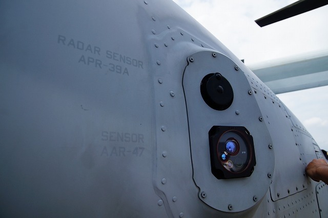 上部が「レーダー警戒受信機」で、下部が「ミサイル赤外線検知装置」となる。