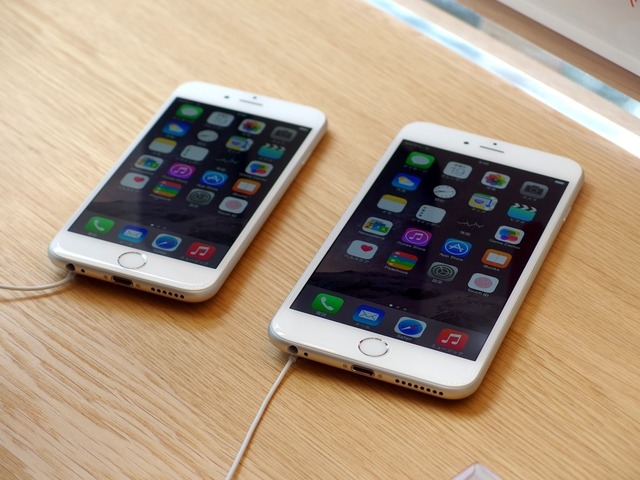 iPhone 6（左）とiPhone 6 Plus