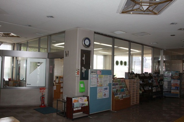 本町公民館の図書室。出入口にゲートが設置される予定