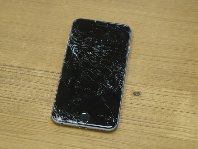落下して破損してしまったiPhone 6