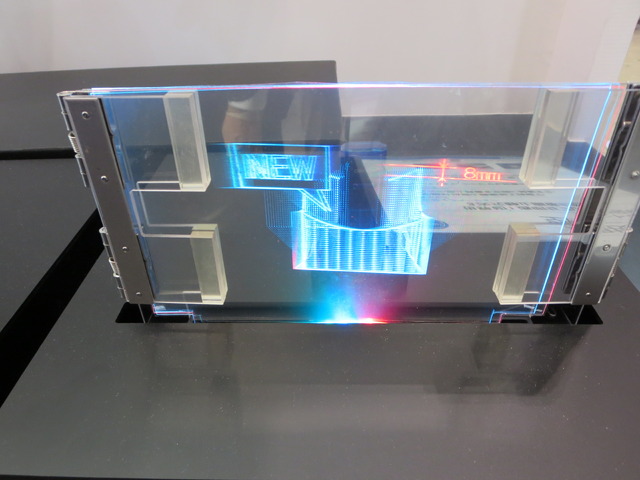 オムロンの透明なプレートを用いた空間投影技術。LEDの動きや色によっても変化のある三次元映像が作れる