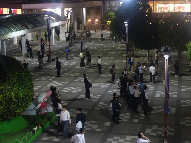 千葉県海浜幕張駅前の広場では足をとめ夜空を見上げる人の姿が