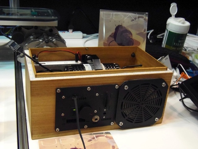 UDARに付属する桐箱。専用音源とスピーカー、バッテリなどが内蔵されている。収納ケースも兼ねる