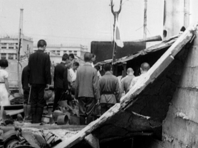 『カラーでよみがえる東京 』　焼け跡の中で玉音放送を聞く人々（1945年）