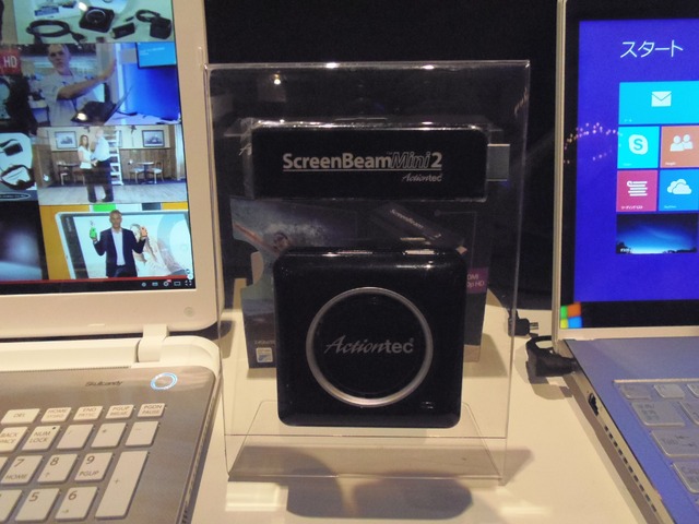 スタンダード版の「ScreenBeam Pro」（写真下）、スティック型の「ScreenBeam Mini2」（写真上）