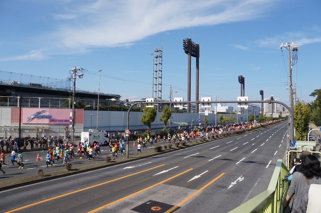 大阪マラソンで、たこ焼き、どら焼き、ラッキョなどが振る舞われた「まいどエイド」