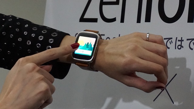 ASUS、スマートウォッチ「ASUS ZenWatch」と格安スマホ「ZenFone 5」を発表