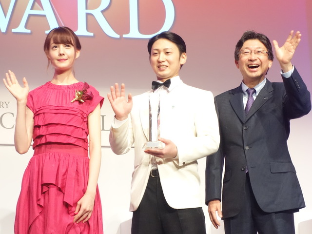 （左から）トリンドル玲奈、「カクテルアワード2014」受賞者の駒井優三、サントリー小泉敦
