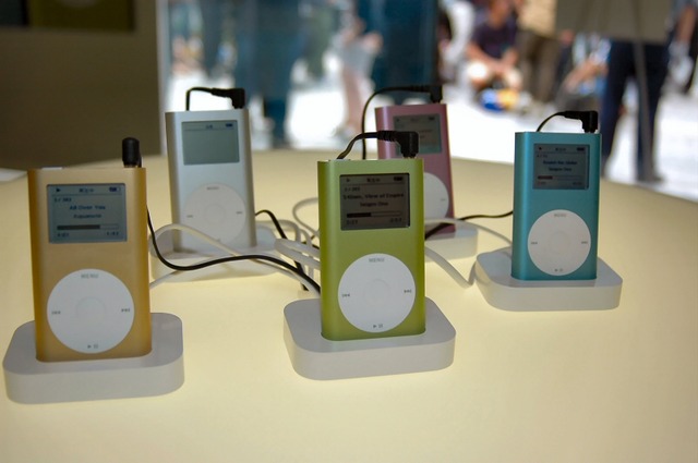 　アメリカから遅れること約半年。ようやく日本でもポータブルHDDプレイヤー「iPod mini」の販売が開始された。アップルコンピュータの直販店「Apple Store, Ginza」では、午前10時からの発売を待つ約1,500人が列をなした。