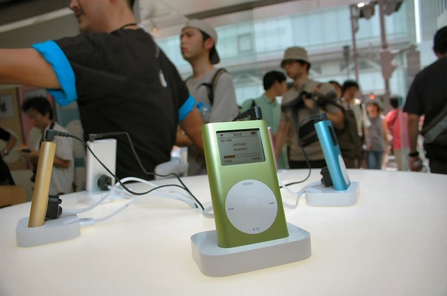 　アメリカから遅れること約半年。ようやく日本でもポータブルHDDプレイヤー「iPod mini」の販売が開始された。アップルコンピュータの直販店「Apple Store, Ginza」では、午前10時からの発売を待つ約1,500人が列をなした。