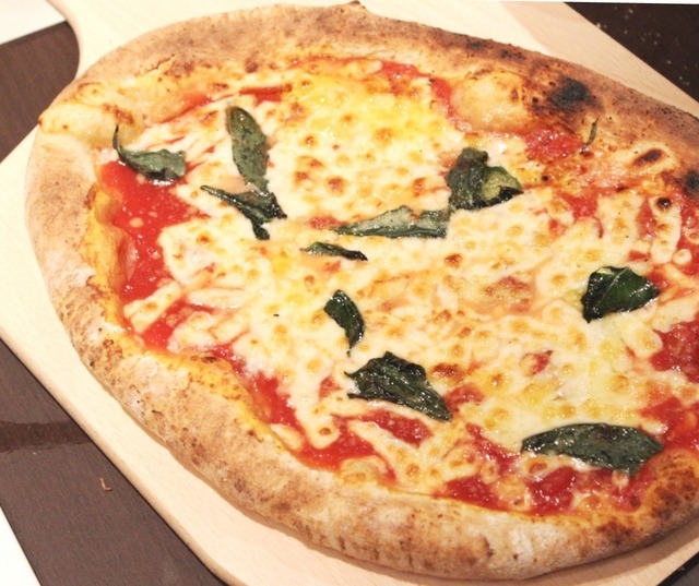 「Lucaffe GEMS 市ヶ谷店（1F）」のピザ