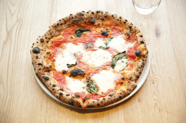 「PIZZERIA 37」小麦粉にもこだわったピザは生地がモチモチ