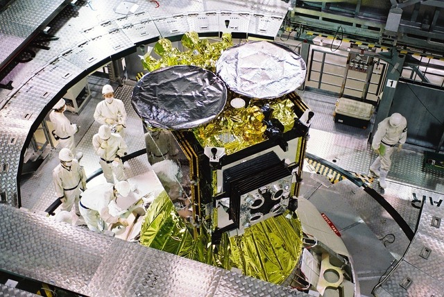 衛星整備棟内の「はやぶさ2」　(c) JAXA