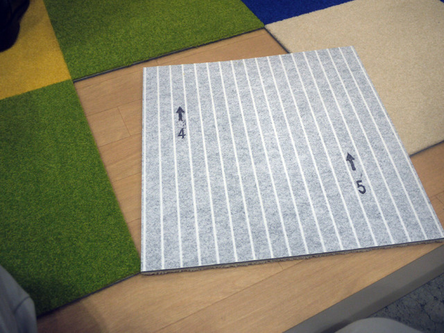 ペット関連商品の展示会「Interpets」で見つけたタイル状のカーペット。裏面は吸着性がある