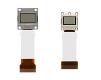 左から、0.74型と0.56型の高温ポリシリコンTFT液晶パネル
