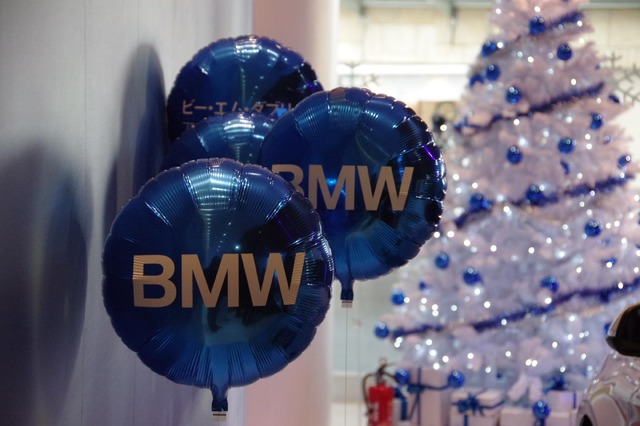 東京・六本木ヒルズカフェ/スペースに期間限定オープンする「The Blue Christmas Cafe by BMW」