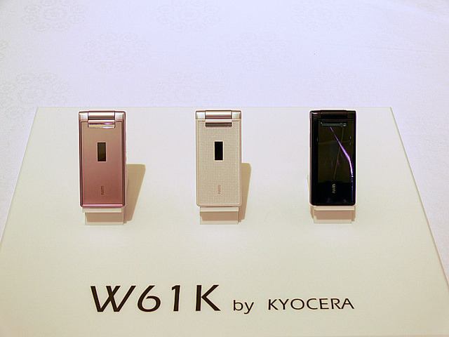 W61K。女性の手にもぴったり収まる47mm×99mm×17.8mmのコンパクトデザイン
