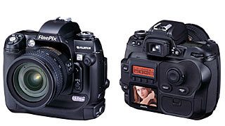 　富士写真フイルムは、有効1,234万画素、APSサイズ（15.5×23.0mm）の「スーパーCCDハニカム SRII」を搭載した、デジタル一眼レフカメラ「FinePix S3 Pro」を10月上旬に発売する。