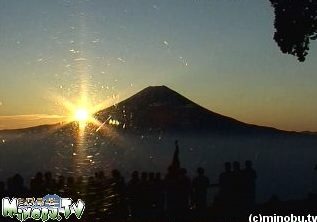 富士五湖TVライブカメラに映った朝焼け