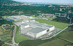 　シャープは28日、液晶テレビ向け大型液晶パネルの需要拡大に対応するため、亀山工場（三重県）に第2期大型液晶生産ラインを導入し、予定どおり8月に稼働すると発表した。