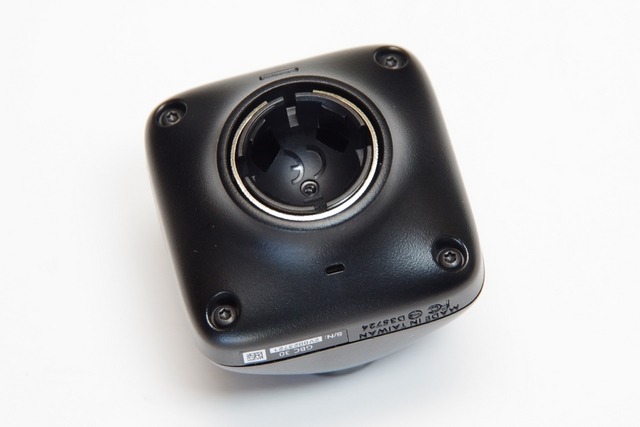 リヤカメラは背面に球体のジョイントがあり、専用のマウントブラケットと接続するようになっている。