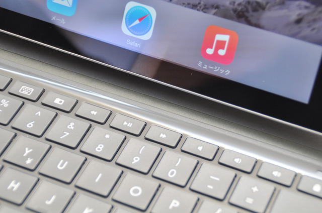 iPadとキーボードの接点はマグネットで固定される