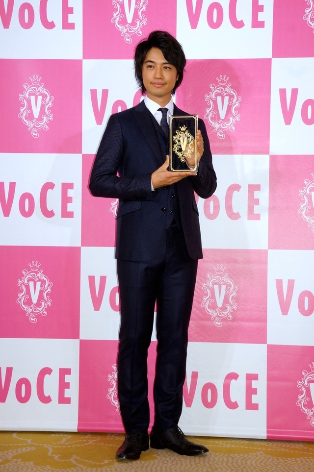 美容雑誌『VOCE』の「THE BEST BEAUTY OF THE YEAR」を受賞した俳優の斎藤工