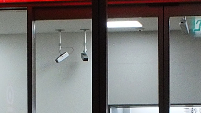 深夜も営業するコンビニには多数の防犯カメラが設置。特にレジ周辺は複数台で撮影を行っている（画像はイメージです）
