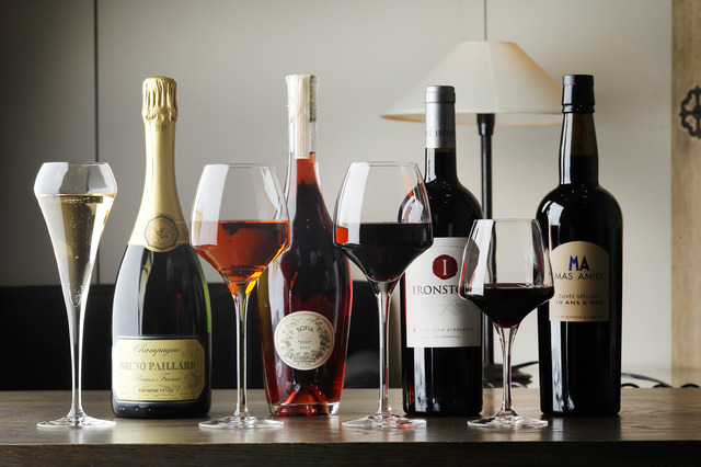 バレンタインスペシャルディナーコースに合わせてセレクトしたシャンパン、ワインをグラスで味わえるワインセットを用意。