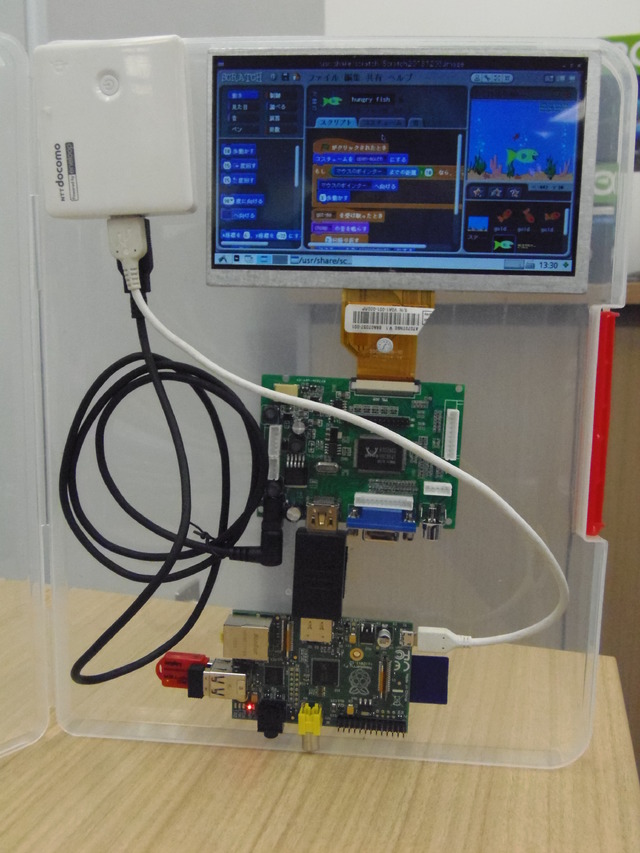 阿部氏が自作したRaspberry Piの組込システム一式。液晶、キーボードなどを含めても万円ぐらいで」できるという
