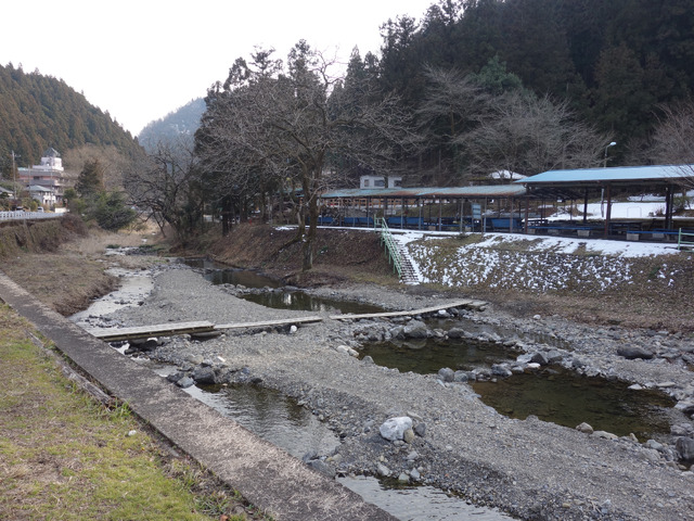 つるつる温泉へ行く途中には釣り場もみかける