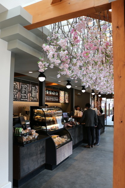 桜で装飾されたスターバックスコーヒー「上野恩賜公園店」店内（カウンター）