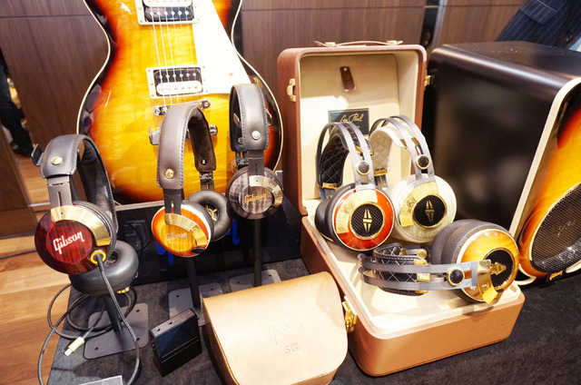 ギブソンはエレキギターと同じ素材を使ったヘッドホンを発表