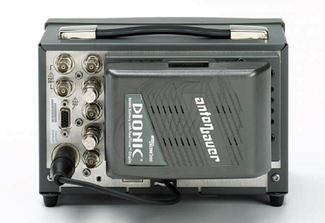 「WFM4000型」の背面（バッテリ装着例）