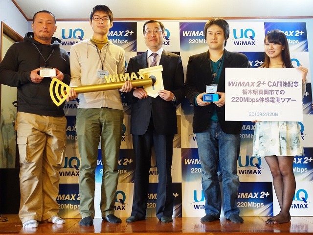 代表取締役社長　野坂章雄氏（中央）とパイロットモニター3名、美人時計モデルの室伏真璃さん（右）