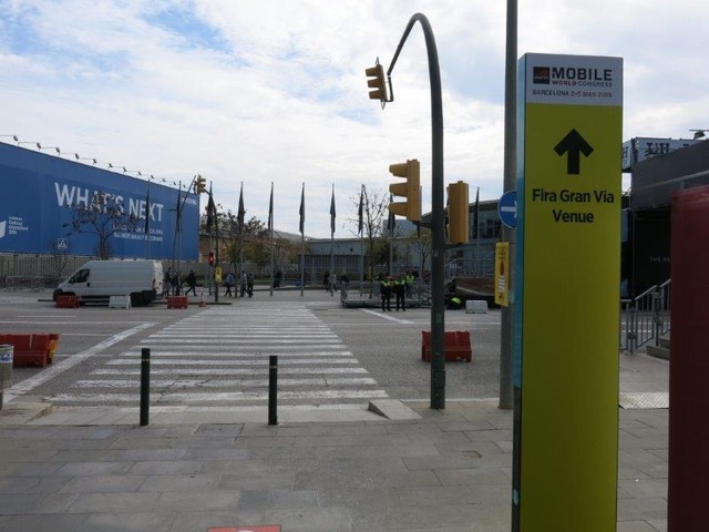 最寄りのEuropa Fira駅から会場までに掲出されている看板