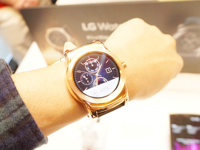 スタイリッシュなデザインを追求した「LG Watch Urbane」のゴールドモデル